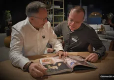 Dirk Steenbeke (links) van Passe Partout bladert samen met partner Rens Haans van HAANS Lifestyle in het coffee table book, dat sinds 2015 jaarlijks wordt uitgebracht.